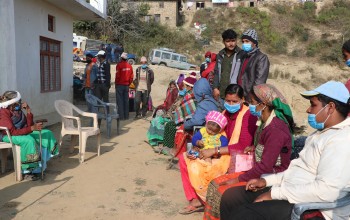 बैतडीमा जिल्ला प्रशासन पुग्न नसक्नेको घरमै नागरिकता 